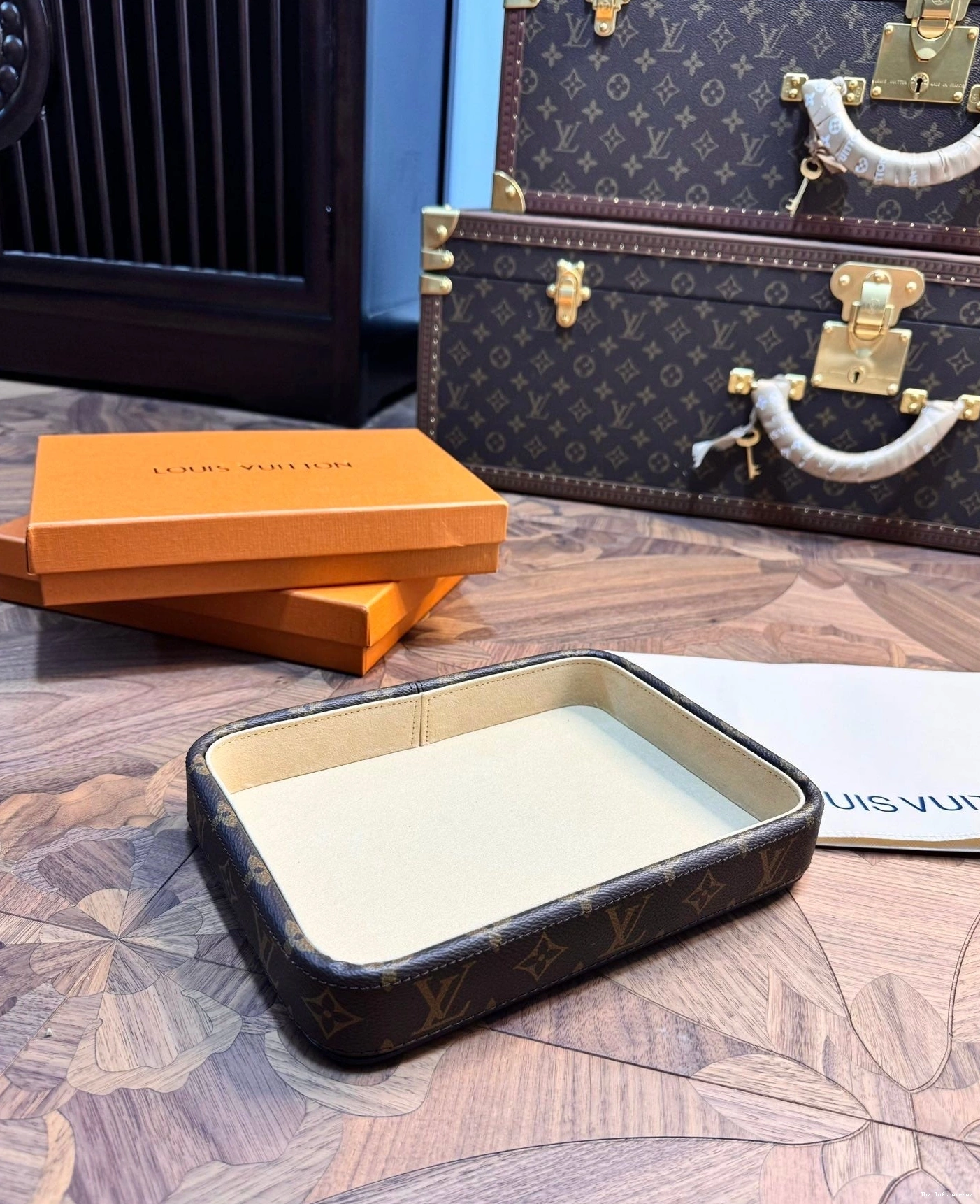 CUSTOM TRAY VALET LV 0804